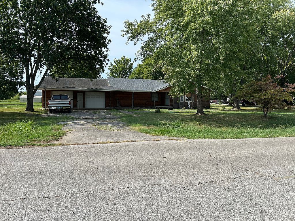 304 E 8th St - Property Image