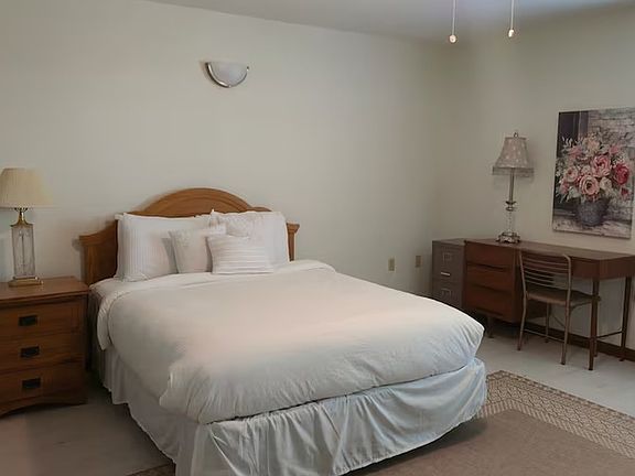 2nd image of 815 Holbrook Cir