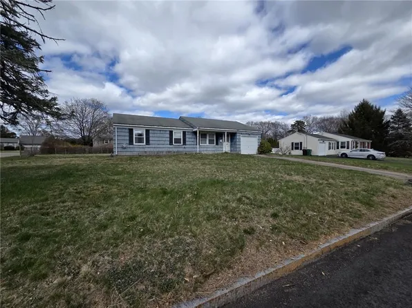 10 Wagon Wheel Ln, Woonsocket, RI 02895