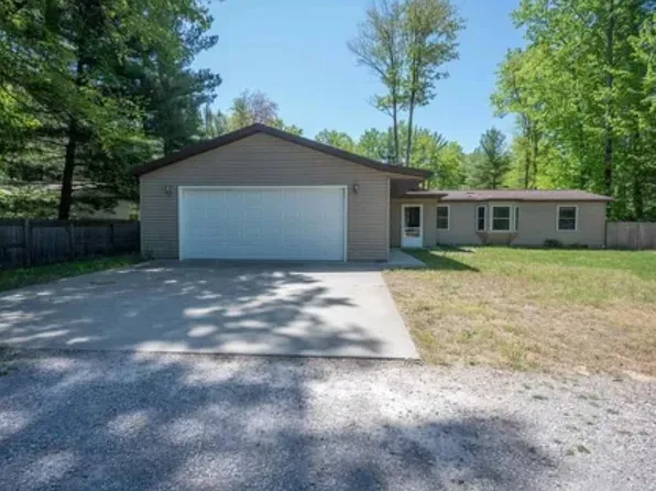 815 W Maplecrest Dr, Sanford, MI 48657