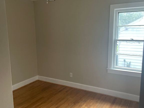5th image of 1725 Hedge St