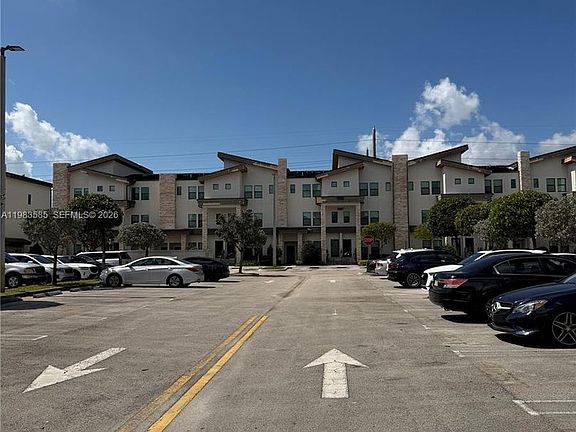 4th image of 10479 NW 82nd St Unit 10