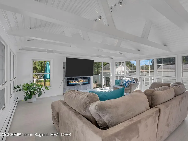 373 W Park Ave — Photo 10