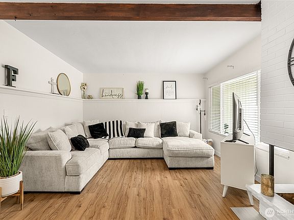 4th image of 313 Hemlock Park Lane