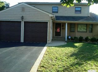 9 Bruno Ln, Dix Hills, NY 11746