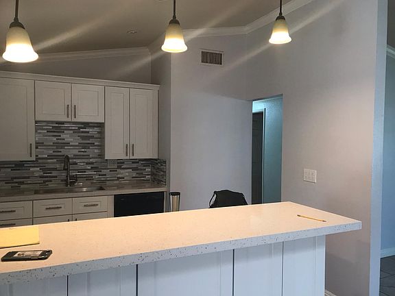 4th image of 27408 Crossglade Ave