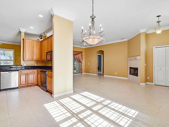 4th image of 426 NW Canterbury Ct