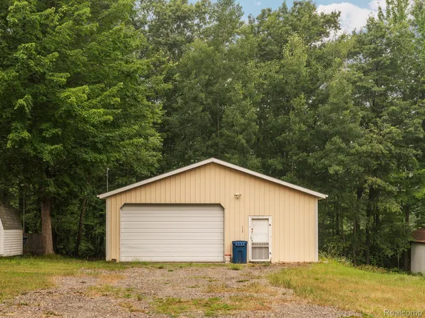 2117 Courtney Dr, Harrison, MI 48625