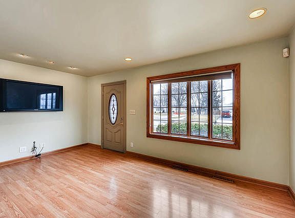 2nd image of 102 E Streamwood Blvd