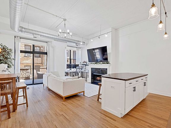 3rd image of 1635 W Belmont Ave APT 207
