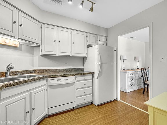 3rd image of 111 Acacia Dr APT 106