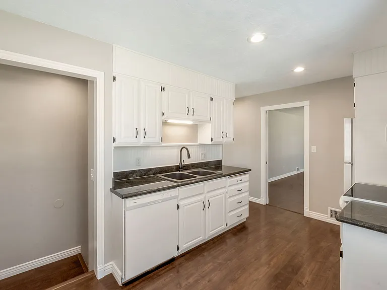 403 E Saunders St — Photo 12