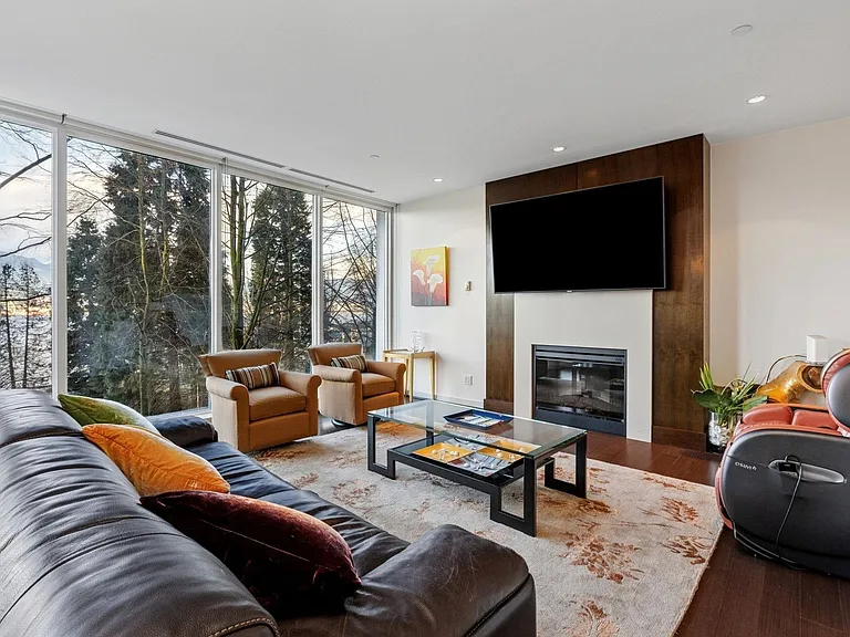 1139 Cordova St W — Photo 4