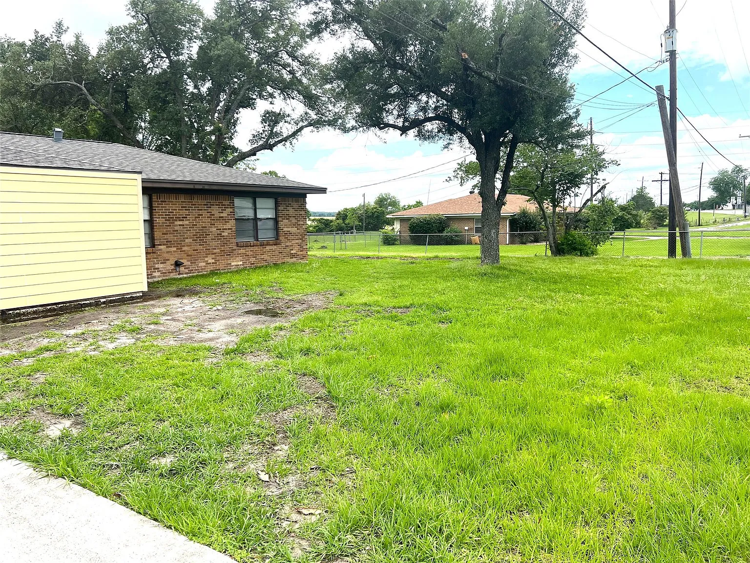 4 bed, 1.5 bath, 1702 sqft, $1,500 — Photo 2
