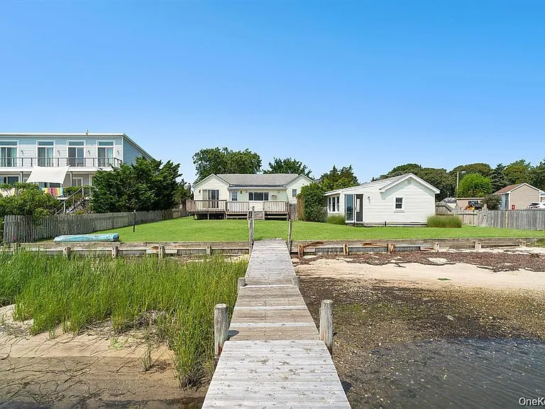 35 Gardners Ln — Photo 2