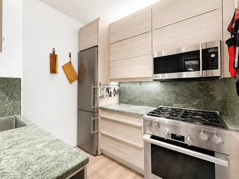 58 W 58th St #15B — Photo 3