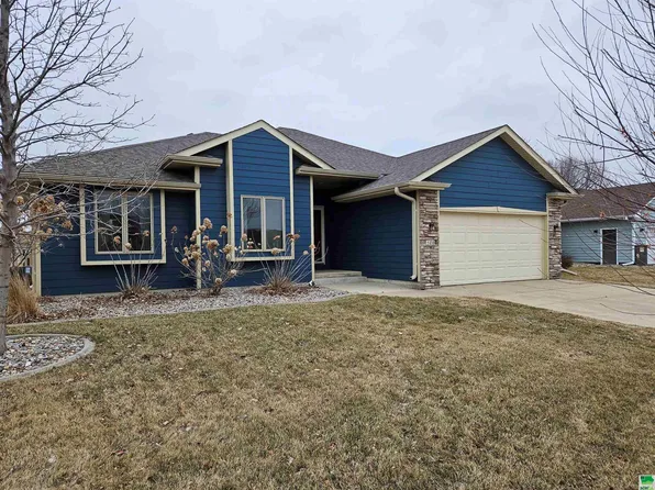570 Prairie Blvd, Dakota Dunes, SD 57049