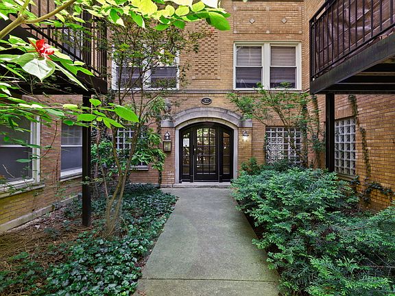 2nd image of 7627 N Greenview Ave APT 3D