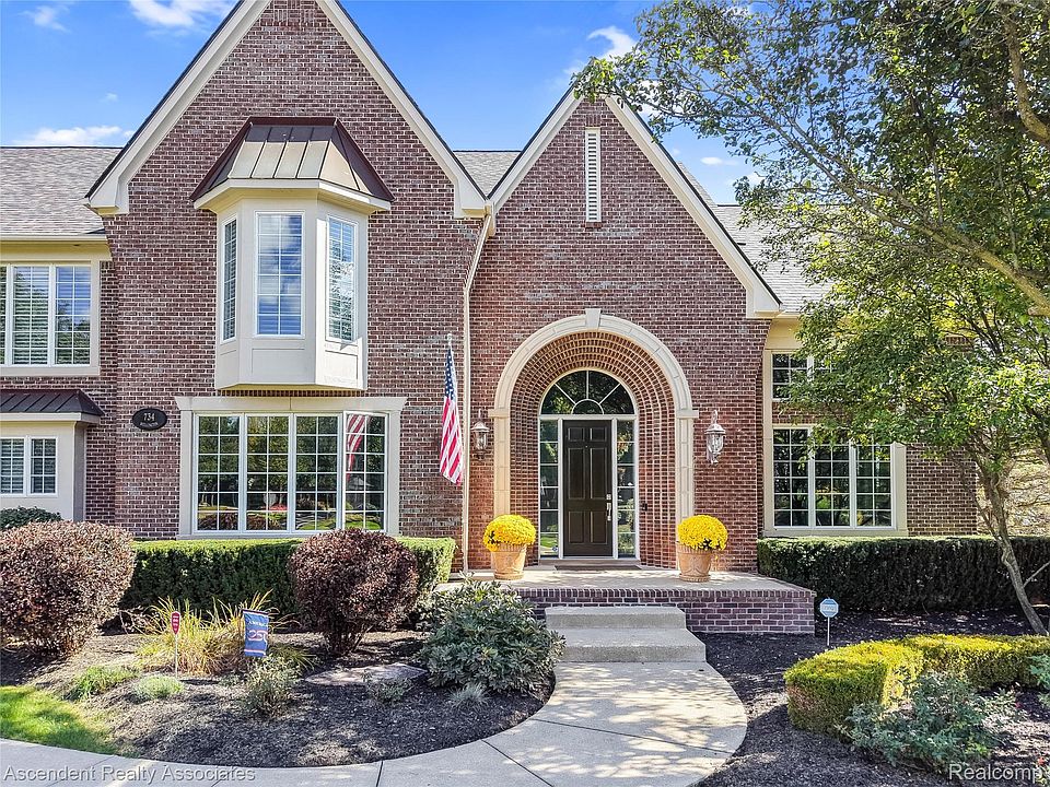 734 Wellington Cir, photo 2