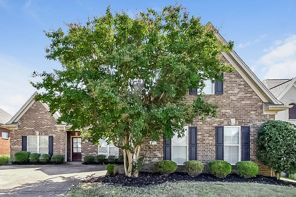 3 bed, 2.0 bath, 2104 sqft, $2,290 — Photo 1