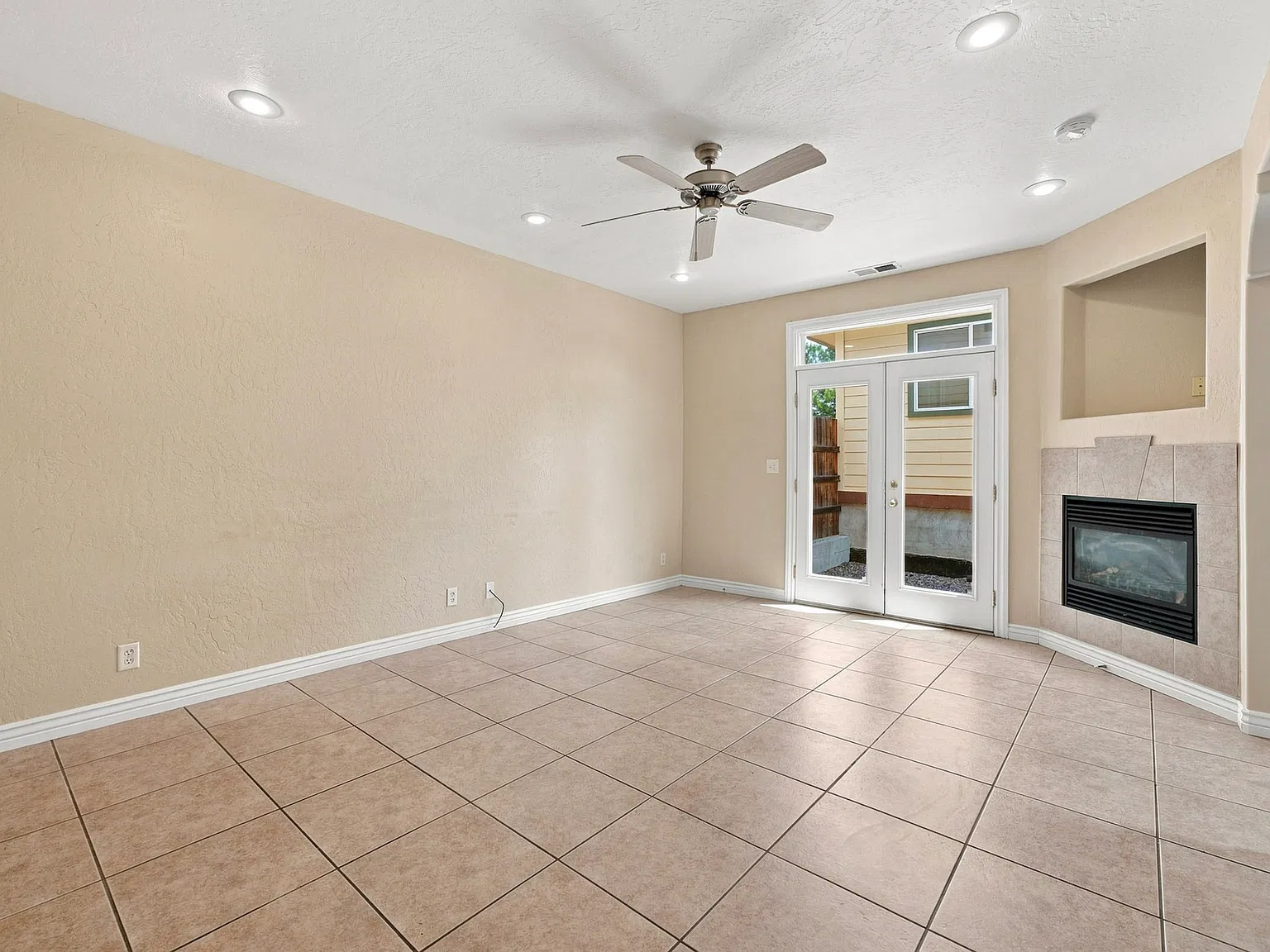 4 bed, 2.5 bath, 2264 sqft, $2,600 — Photo 2
