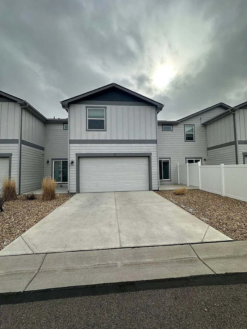 Amazing 3 bedroom townhome in Windsor! — Photo 2