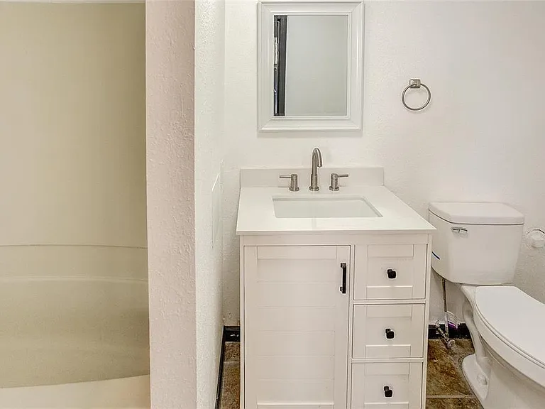 821 Niedringhaus Ave #C — Photo 8