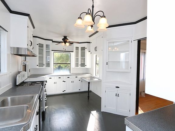 5th image of 1021 E Cypress Ave