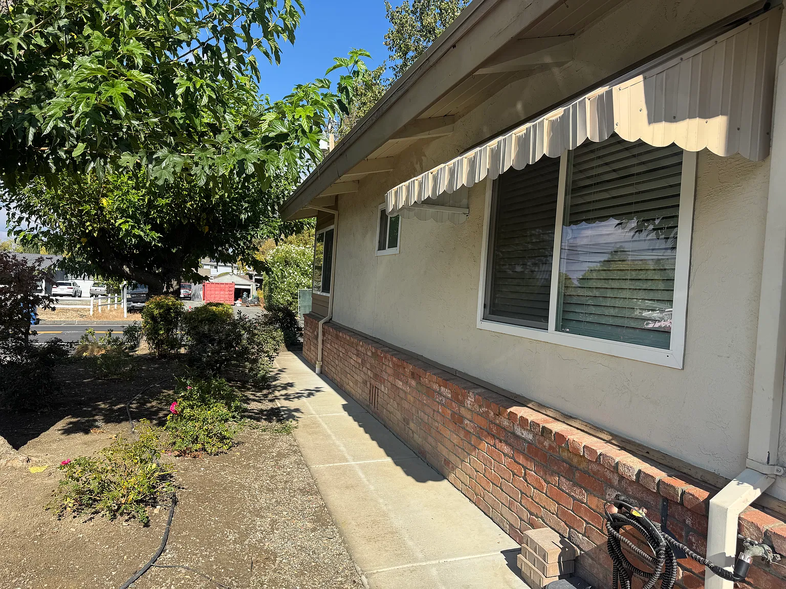 2 bed, 800 sqft, $2,400 — Photo 2