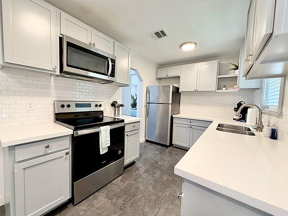 4th image of 218 W 15th St #N