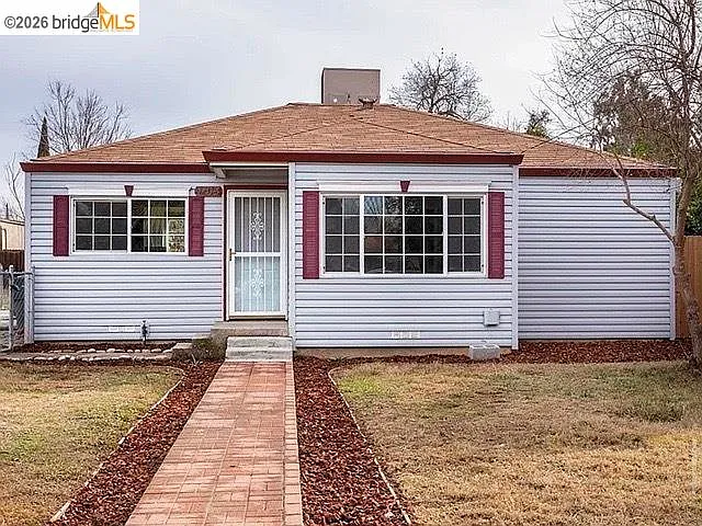 1104 Holly Ave photo 1