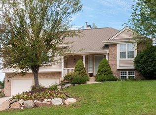 993 Plumtree Ln, Fenton, MI 48430