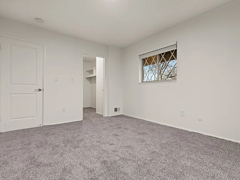 Carriage Hill Apartments - Dearborn Heights, MI — Photo 18