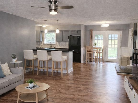3rd image of 939 Cambridge Dr