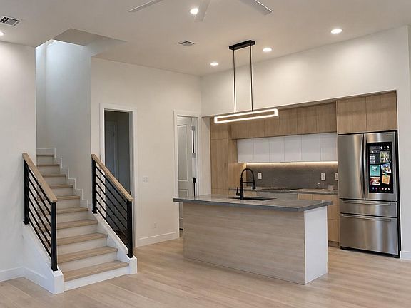 4th image of 1105 York St #B