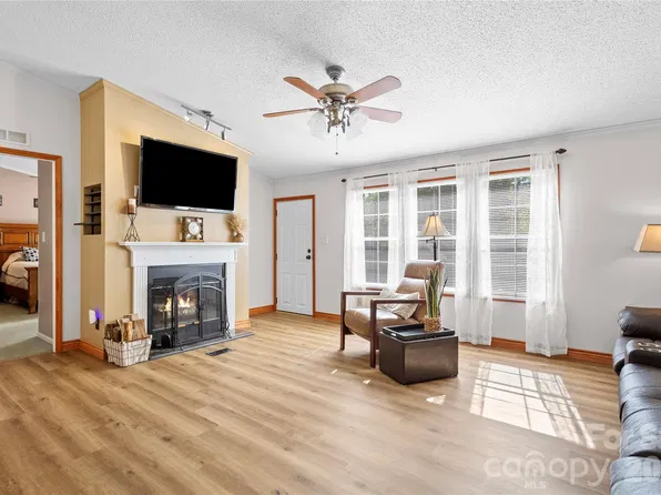 183 Gobbler Cir, Horse Shoe, NC 28742