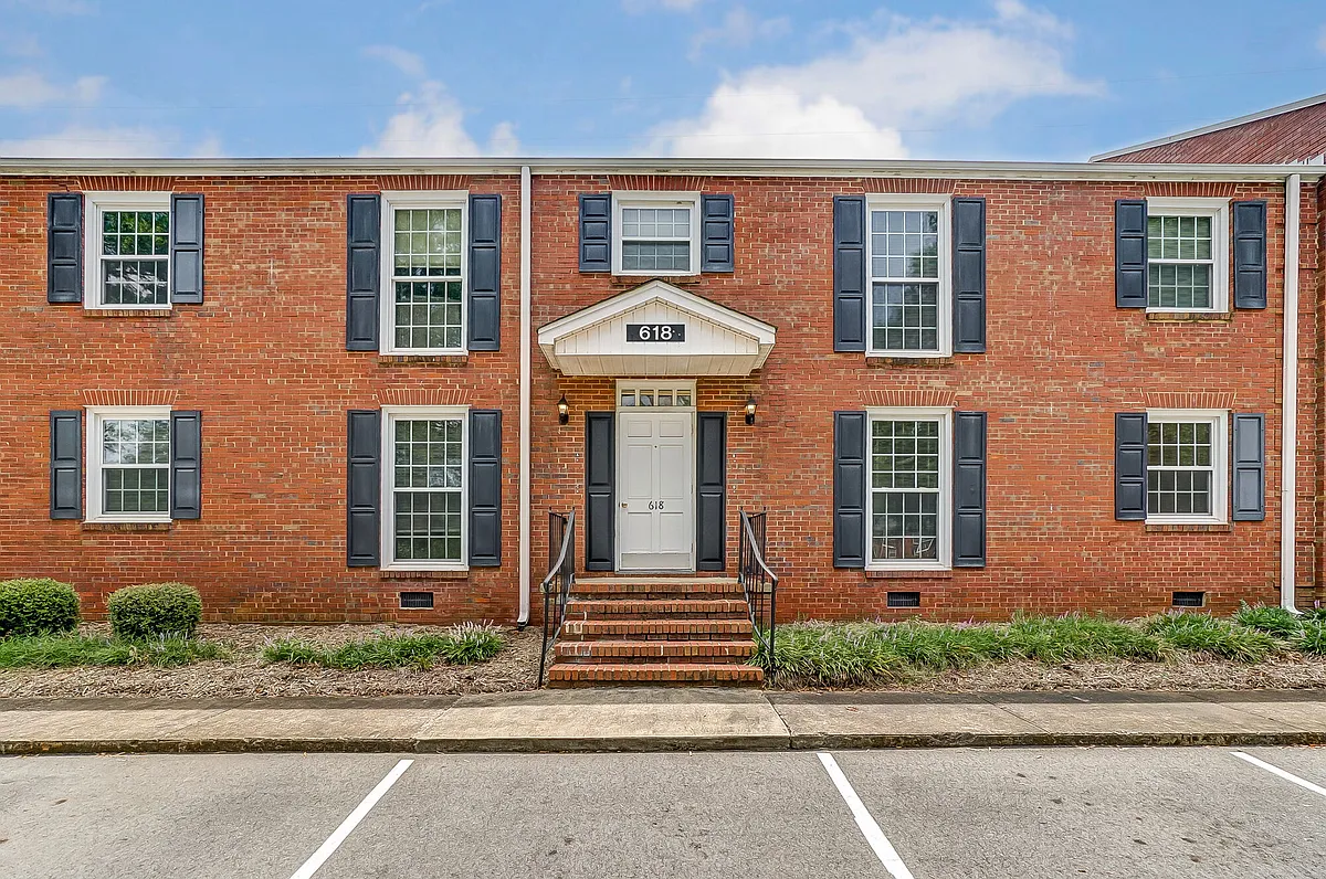 Building Photo - Elmhurst