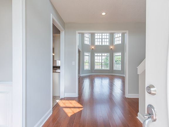 4th image of 207 Rose Hill Dr