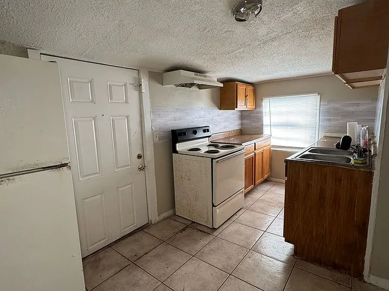 1703 McCarthy Ave — Photo 43