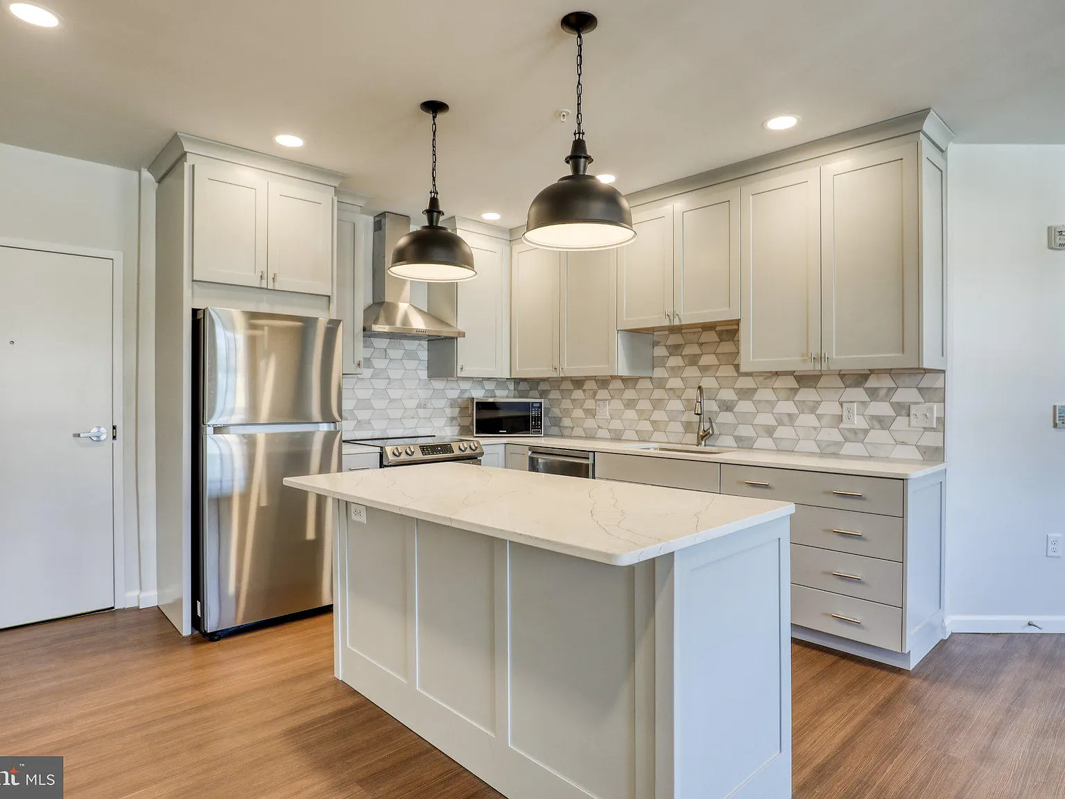 2 bed, 2.0 bath, 1123 sqft, $2,500 — Photo 3