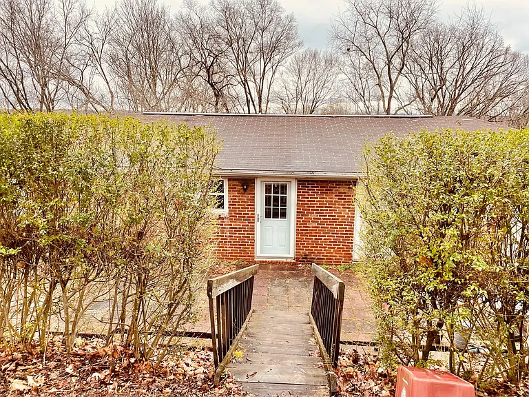 1112 Narrow Ln — Photo 1