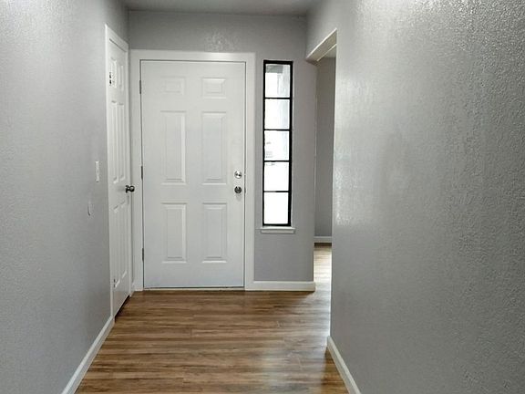 2nd image of 1410 Laguna Cir
