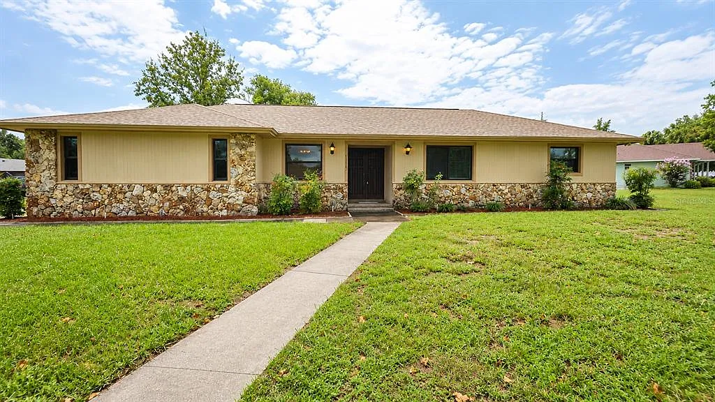 3 bed, 2.0 bath, 1626 sqft, $2,900 — Photo 3