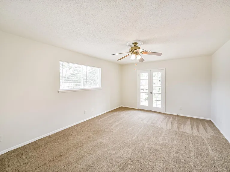 1011 Baltic Ln — Photo 33