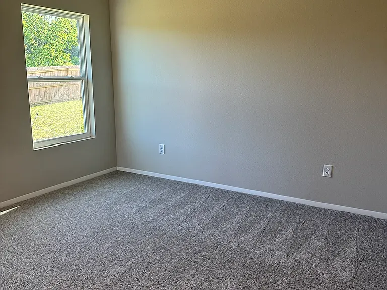 2628 Woodfield Dr — Photo 4