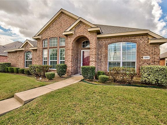 2nd image of 1202 Camelot Dr