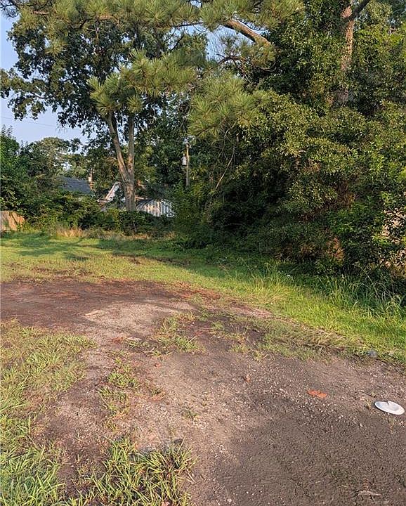 2nd image of 1128 Victory Blvd