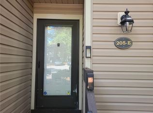 205 Village Ln UNIT E, Greensboro, NC 27409