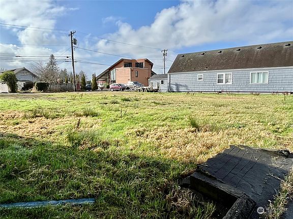 3rd image of 713 W Curtis Street