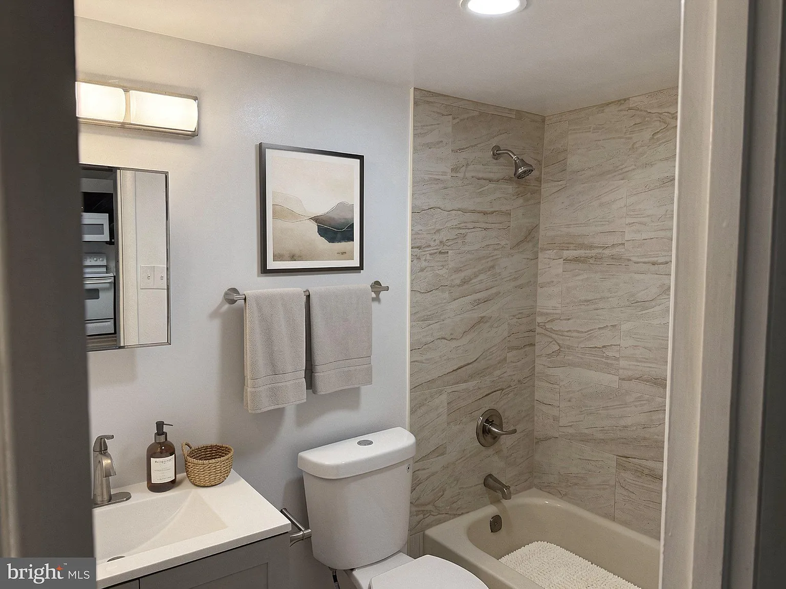 1 bed, 1.0 bath, 774 sqft, $1,495 — Photo 2